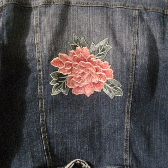 Iron On Embroidered Flower Applique - Picture 3 of 4